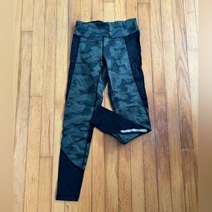 MOVING MAKE OFFERS! 🏡 
Calvin Klein Performance Wick Camo Leggings